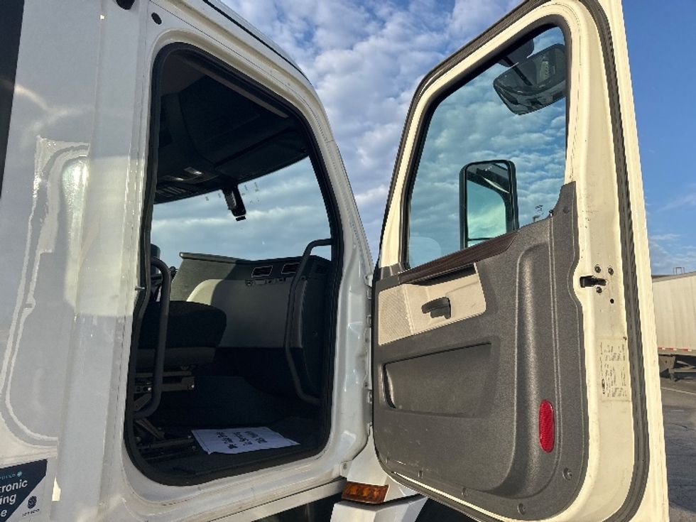 Day Cab Tractor-Heavy Duty Tractors-Freightliner-2020-T12664ST-Sturtevant-WI-388,166\n\t\tmiles-$ 52,000 - Image 12