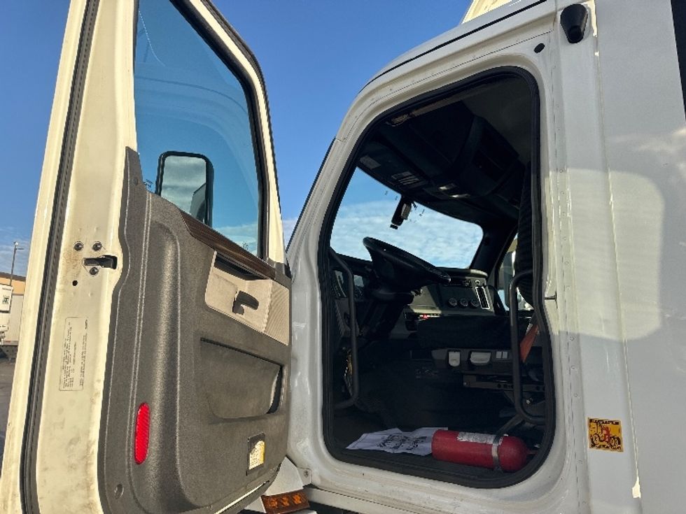 Day Cab Tractor-Heavy Duty Tractors-Freightliner-2020-T12664ST-Sturtevant-WI-388,166\n\t\tmiles-$ 52,000 - Image 9