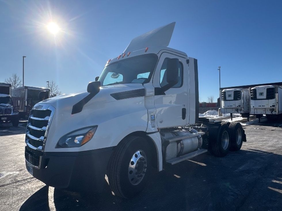 Day Cab Tractor-Heavy Duty Tractors-Freightliner-2020-T12664ST-Sturtevant-WI-623,646\n\t\tmiles-$ 33,000 - Image 1