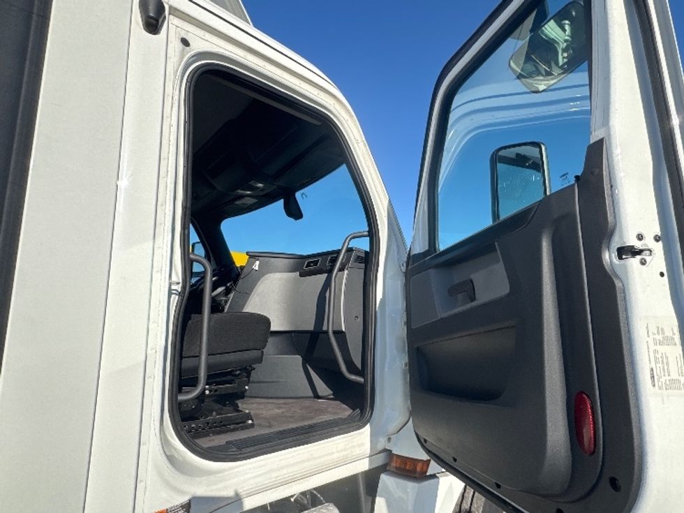 Day Cab Tractor-Heavy Duty Tractors-Freightliner-2020-T12664ST-Sturtevant-WI-623,646\n\t\tmiles-$ 33,000 - Image 12