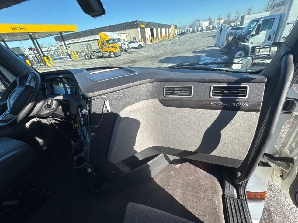 Day Cab Tractor-Heavy Duty Tractors-Freightliner-2020-T12664ST-Sturtevant-WI-623,646\n\t\tmiles-$ 33,000 - Image 13