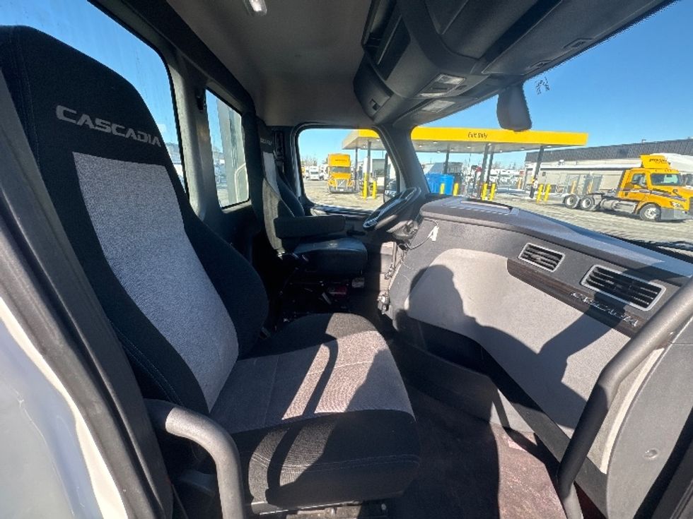 Day Cab Tractor-Heavy Duty Tractors-Freightliner-2020-T12664ST-Sturtevant-WI-623,646\n\t\tmiles-$ 33,000 - Image 14