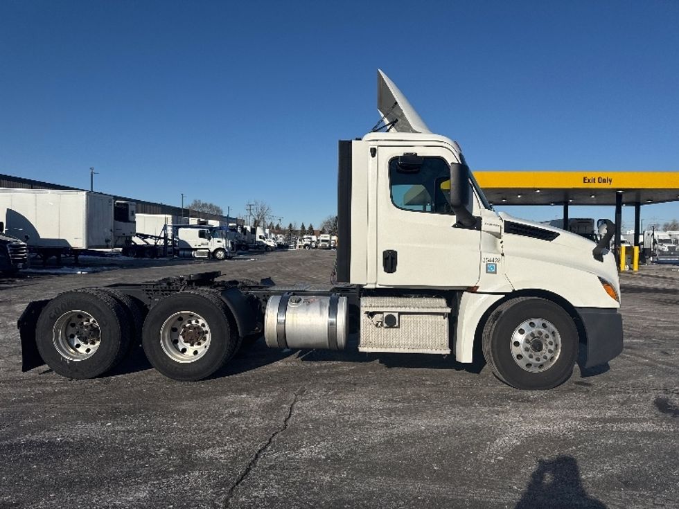 Day Cab Tractor-Heavy Duty Tractors-Freightliner-2020-T12664ST-Sturtevant-WI-623,646\n\t\tmiles-$ 33,000 - Image 4