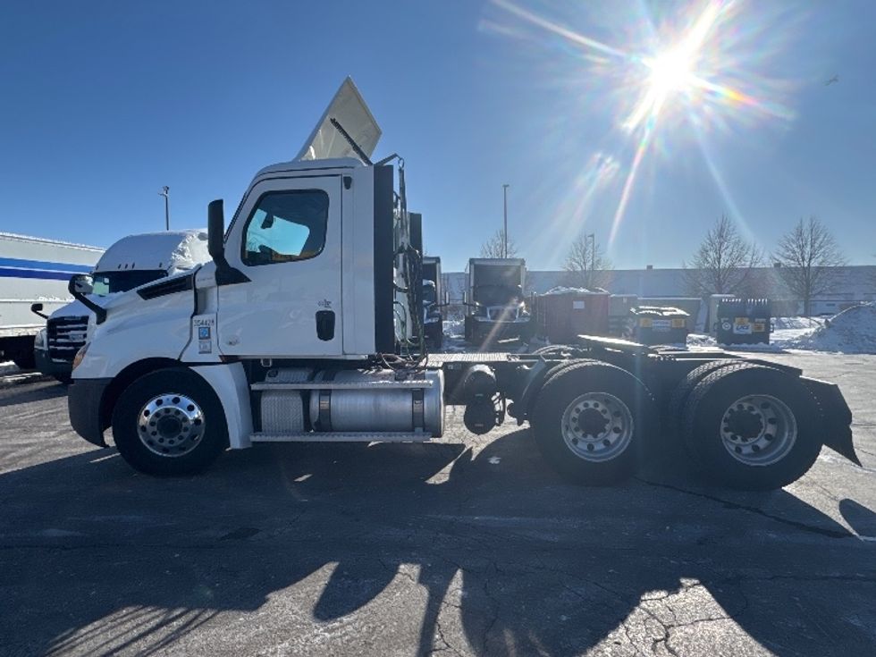 Day Cab Tractor-Heavy Duty Tractors-Freightliner-2020-T12664ST-Sturtevant-WI-623,646\n\t\tmiles-$ 33,000 - Image 8