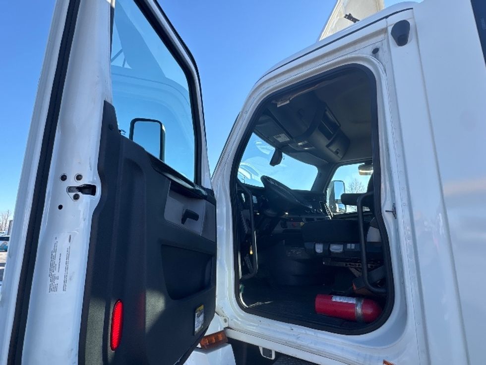 Day Cab Tractor-Heavy Duty Tractors-Freightliner-2020-T12664ST-Sturtevant-WI-623,646\n\t\tmiles-$ 33,000 - Image 9