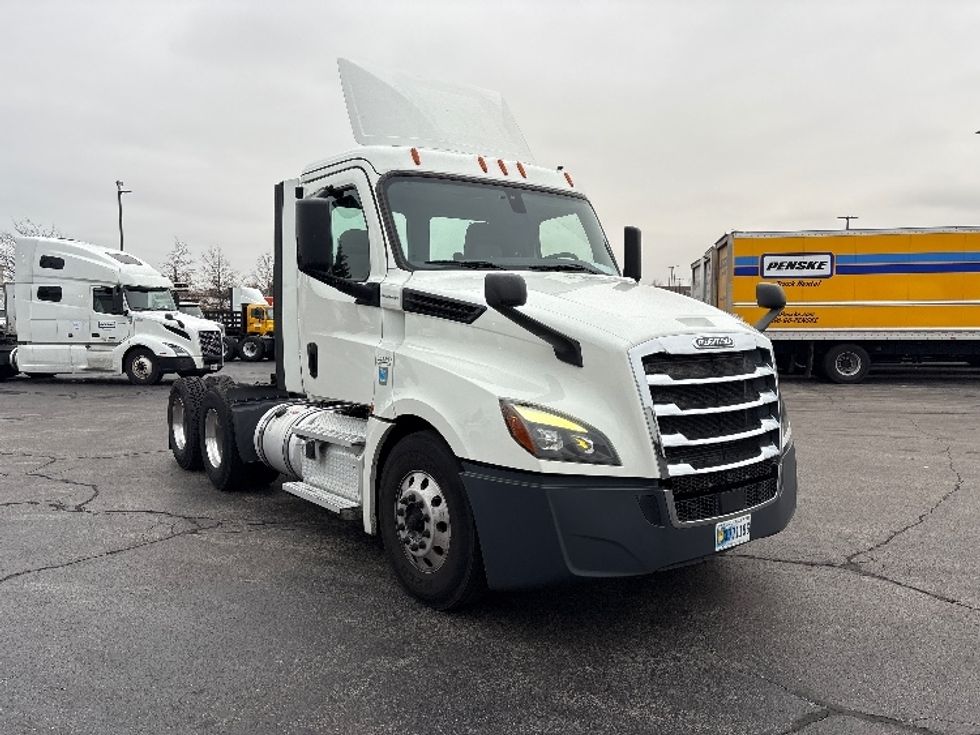 Day Cab Tractor-Heavy Duty Tractors-Freightliner-2020-T12664ST-Sturtevant-WI-634,585\n\t\tmiles-$ 32,000 - Image 1