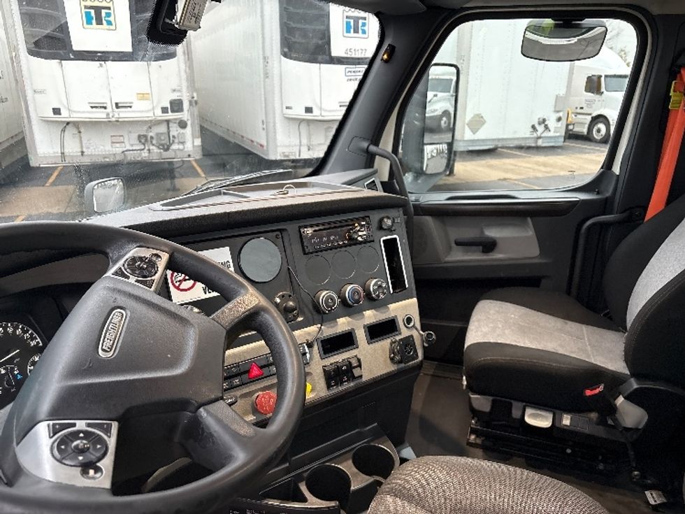 Day Cab Tractor-Heavy Duty Tractors-Freightliner-2020-T12664ST-Sturtevant-WI-634,585\n\t\tmiles-$ 32,000 - Image 10
