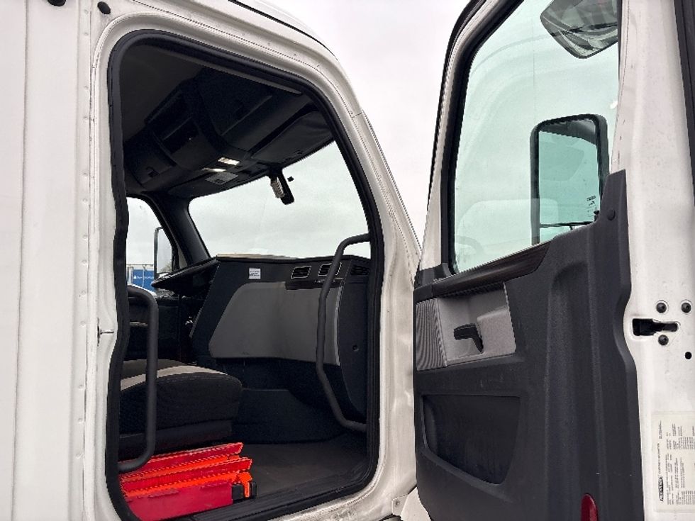 Day Cab Tractor-Heavy Duty Tractors-Freightliner-2020-T12664ST-Sturtevant-WI-634,585\n\t\tmiles-$ 32,000 - Image 12