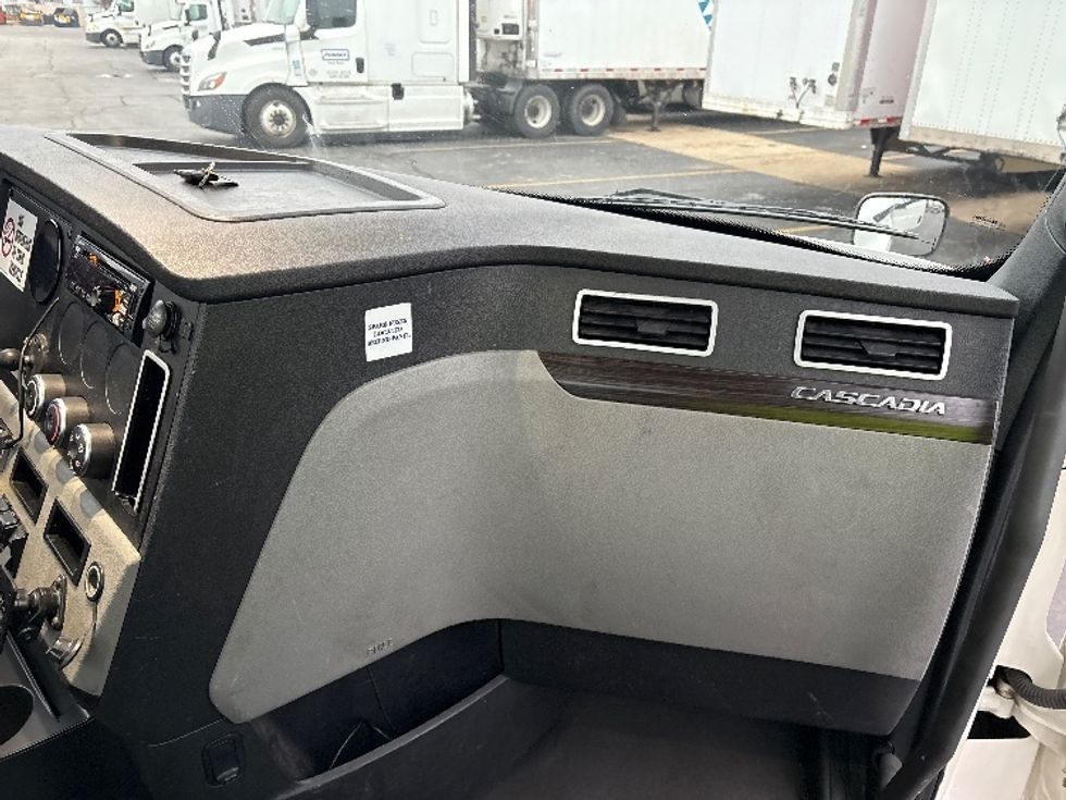 Day Cab Tractor-Heavy Duty Tractors-Freightliner-2020-T12664ST-Sturtevant-WI-634,585\n\t\tmiles-$ 32,000 - Image 13