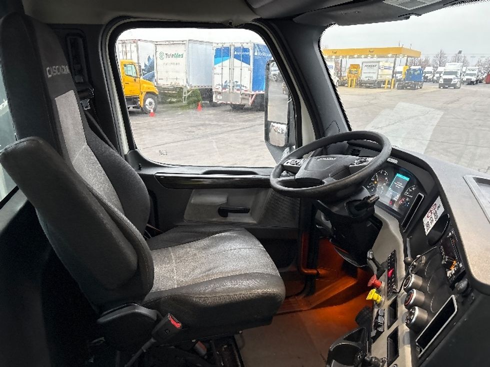 Day Cab Tractor-Heavy Duty Tractors-Freightliner-2020-T12664ST-Sturtevant-WI-634,585\n\t\tmiles-$ 32,000 - Image 14