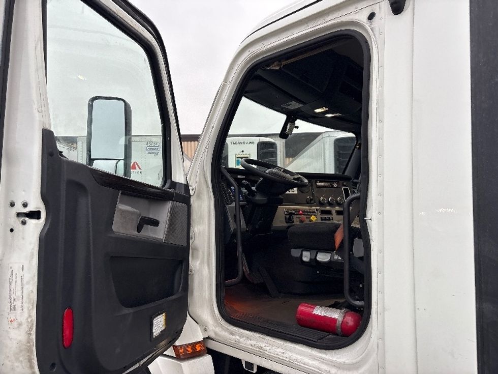 Day Cab Tractor-Heavy Duty Tractors-Freightliner-2020-T12664ST-Sturtevant-WI-634,585\n\t\tmiles-$ 32,000 - Image 9