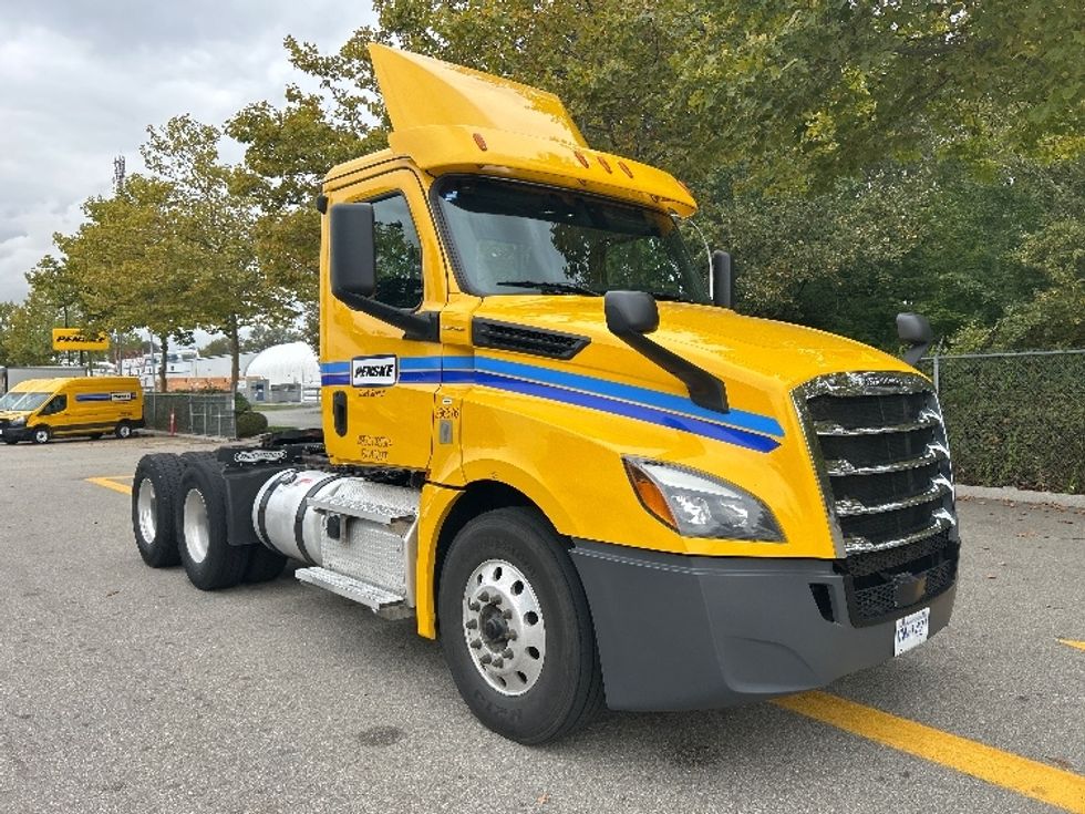 Day Cab Tractor-Heavy Duty Tractors-Freightliner-2020-T12664ST-Surrey-BC-469,567\n\t\tkm-$ 70,750 - Image 1