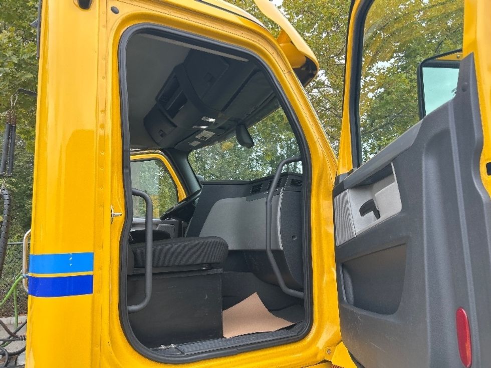 Day Cab Tractor-Heavy Duty Tractors-Freightliner-2020-T12664ST-Surrey-BC-469,567\n\t\tkm-$ 70,750 - Image 12