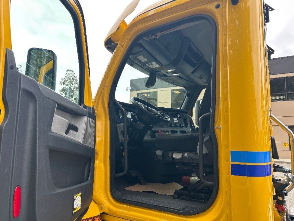 Day Cab Tractor-Heavy Duty Tractors-Freightliner-2020-T12664ST-Surrey-BC-469,567\n\t\tkm-$ 70,750 - Image 9