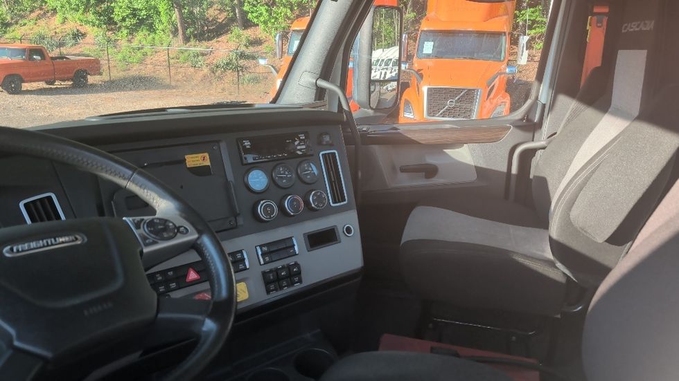 Day Cab Tractor-Heavy Duty Tractors-Freightliner-2020-T12664ST-Suwanee-GA-249,490\n\t\tmiles-$ 60,000 - Image 10