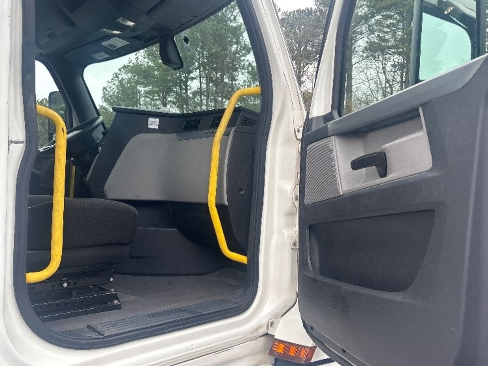 Day Cab Tractor-Heavy Duty Tractors-Freightliner-2020-T12664ST-Suwanee-GA-330,639\n\t\tmiles-$ 55,750 - Image 12