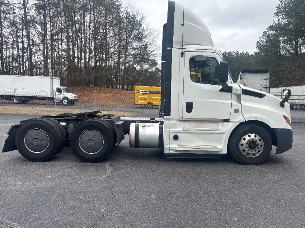 Day Cab Tractor-Heavy Duty Tractors-Freightliner-2020-T12664ST-Suwanee-GA-330,639\n\t\tmiles-$ 55,750 - Image 8