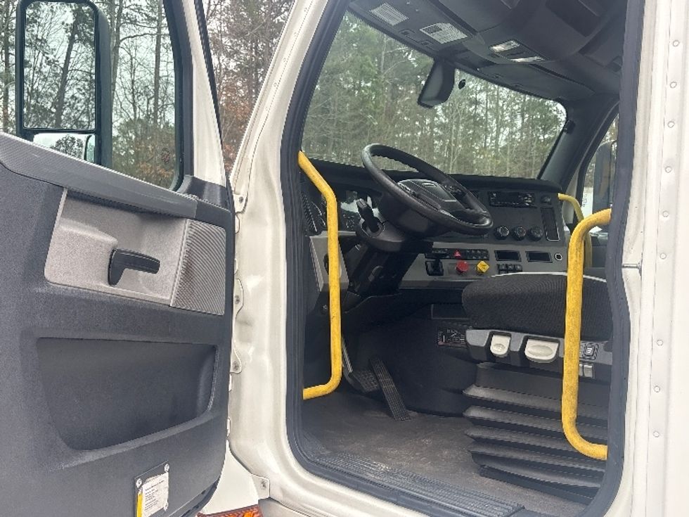 Day Cab Tractor-Heavy Duty Tractors-Freightliner-2020-T12664ST-Suwanee-GA-330,639\n\t\tmiles-$ 55,750 - Image 9