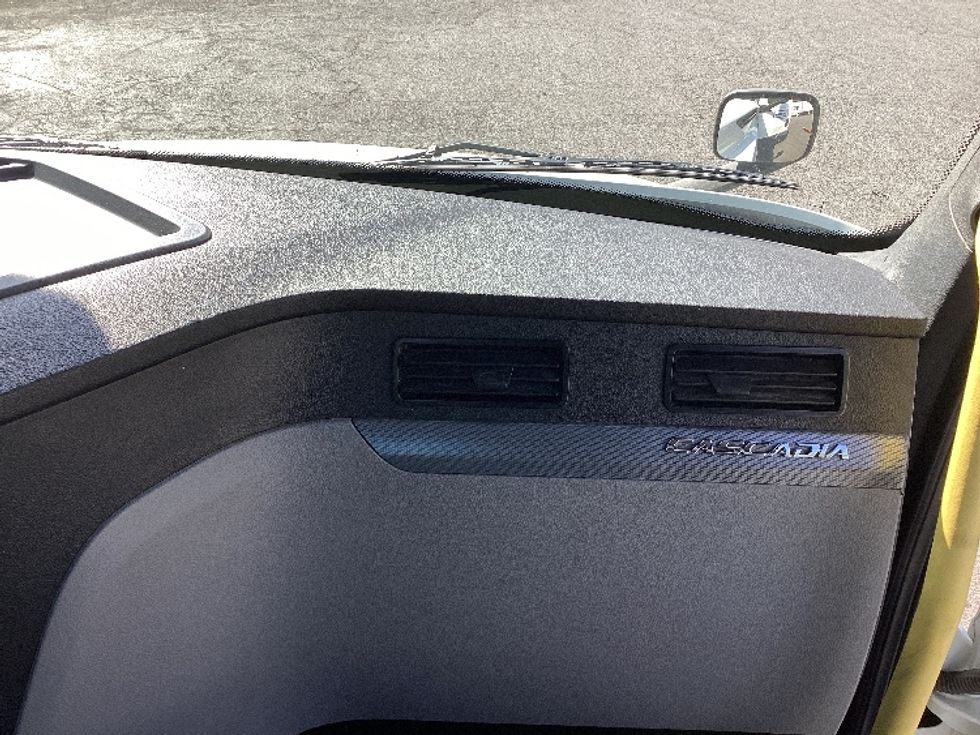 Day Cab Tractor-Heavy Duty Tractors-Freightliner-2020-T12664ST-Swedesboro-NJ-209,773\n\t\tmiles-$ 61,500 - Image 12