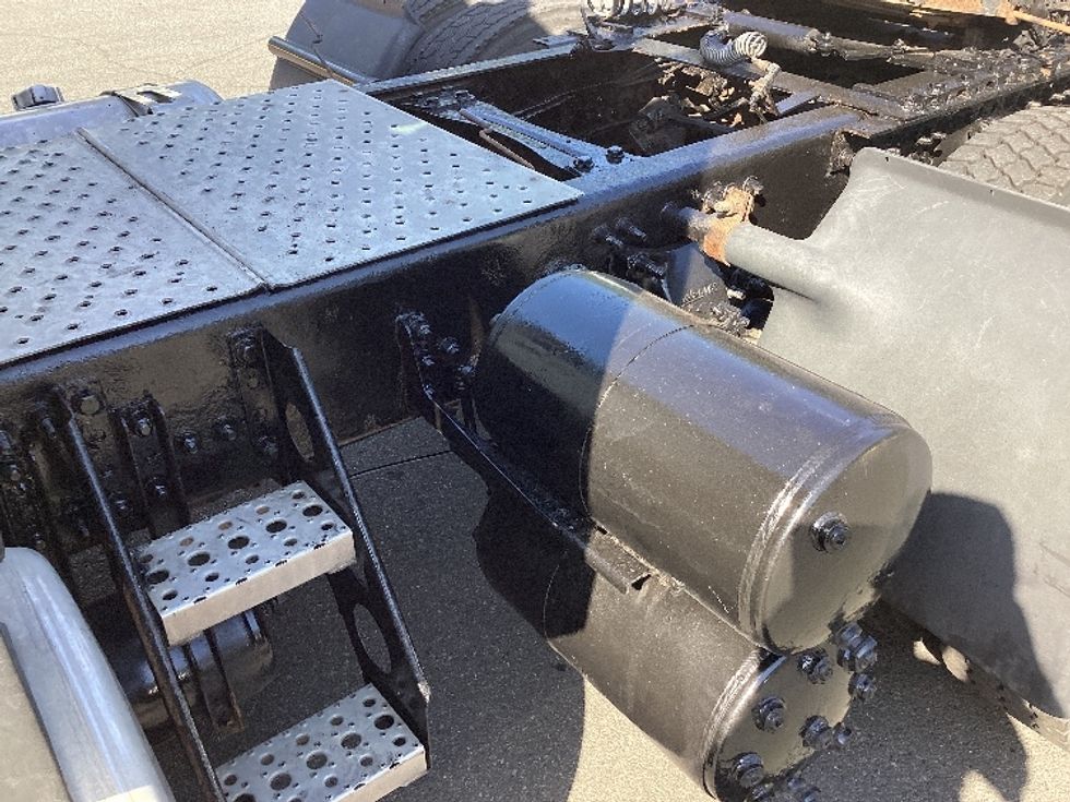 Day Cab Tractor-Heavy Duty Tractors-Freightliner-2020-T12664ST-Swedesboro-NJ-209,773\n\t\tmiles-$ 61,500 - Image 16