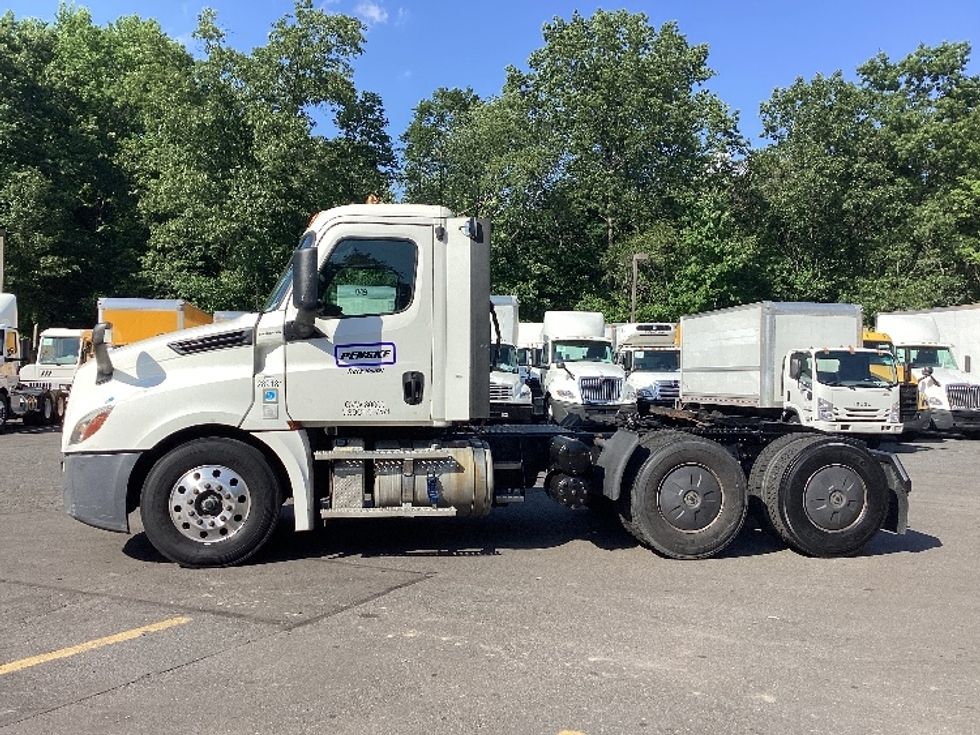 Day Cab Tractor-Heavy Duty Tractors-Freightliner-2020-T12664ST-Swedesboro-NJ-209,773\n\t\tmiles-$ 61,500 - Image 4