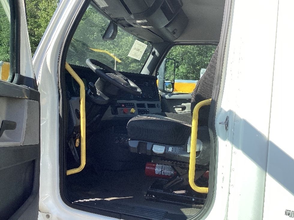 Day Cab Tractor-Heavy Duty Tractors-Freightliner-2020-T12664ST-Swedesboro-NJ-209,773\n\t\tmiles-$ 61,500 - Image 9