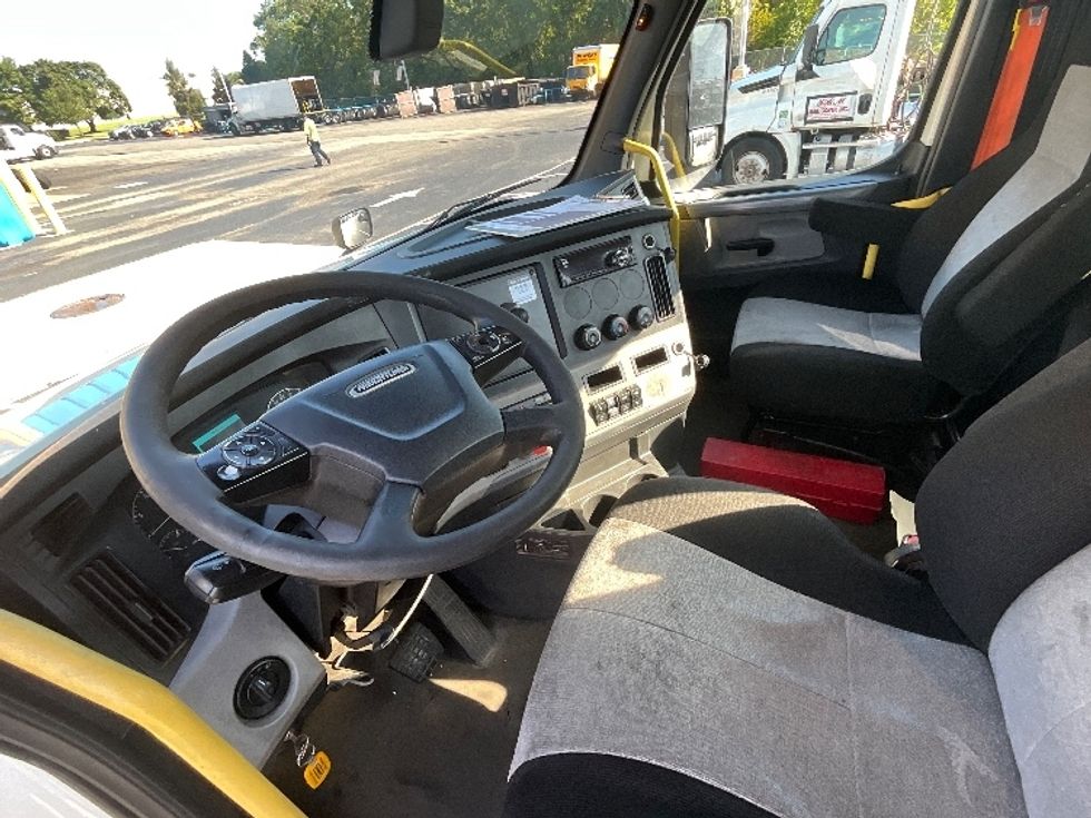 Day Cab Tractor-Heavy Duty Tractors-Freightliner-2020-T12664ST-Swedesboro-NJ-329,325\n\t\tmiles-$ 55,000 - Image 10