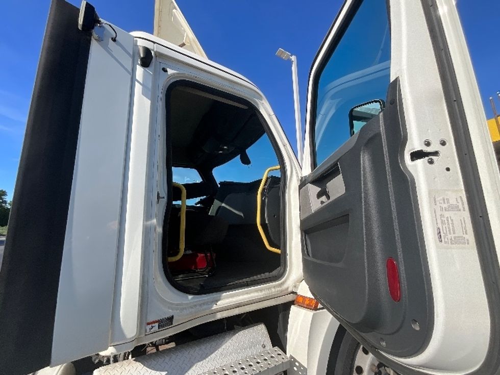 Day Cab Tractor-Heavy Duty Tractors-Freightliner-2020-T12664ST-Swedesboro-NJ-329,325\n\t\tmiles-$ 55,000 - Image 12