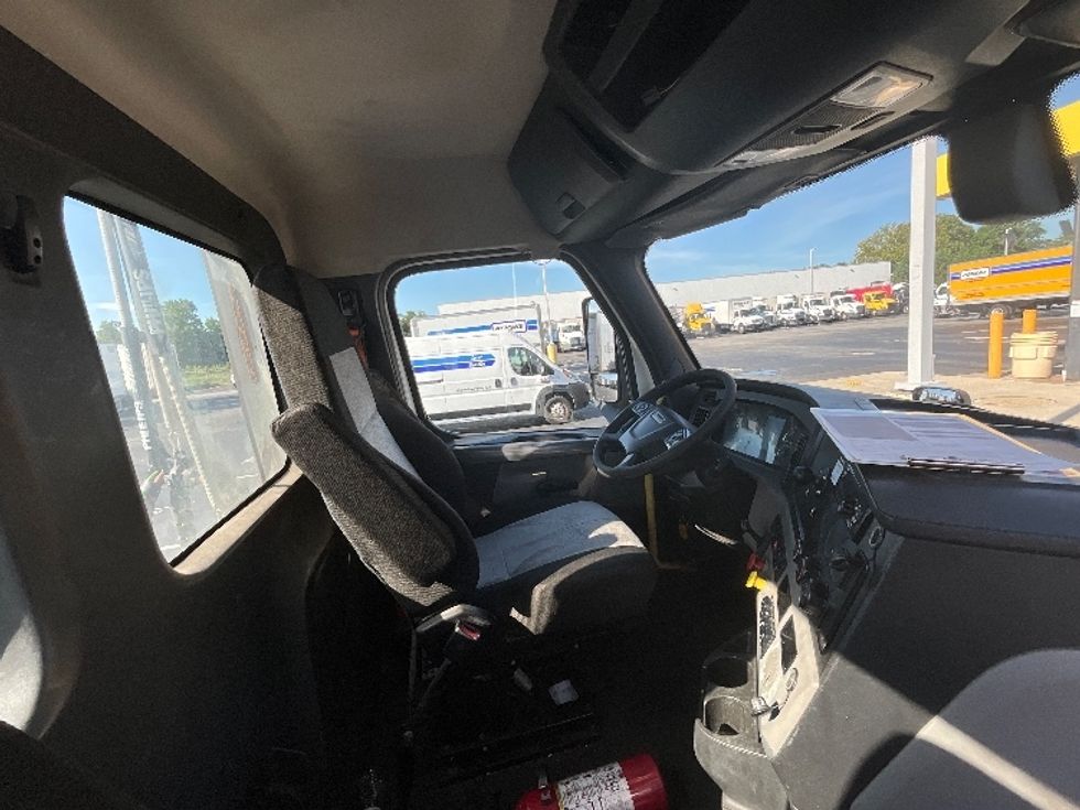 Day Cab Tractor-Heavy Duty Tractors-Freightliner-2020-T12664ST-Swedesboro-NJ-329,325\n\t\tmiles-$ 55,000 - Image 14