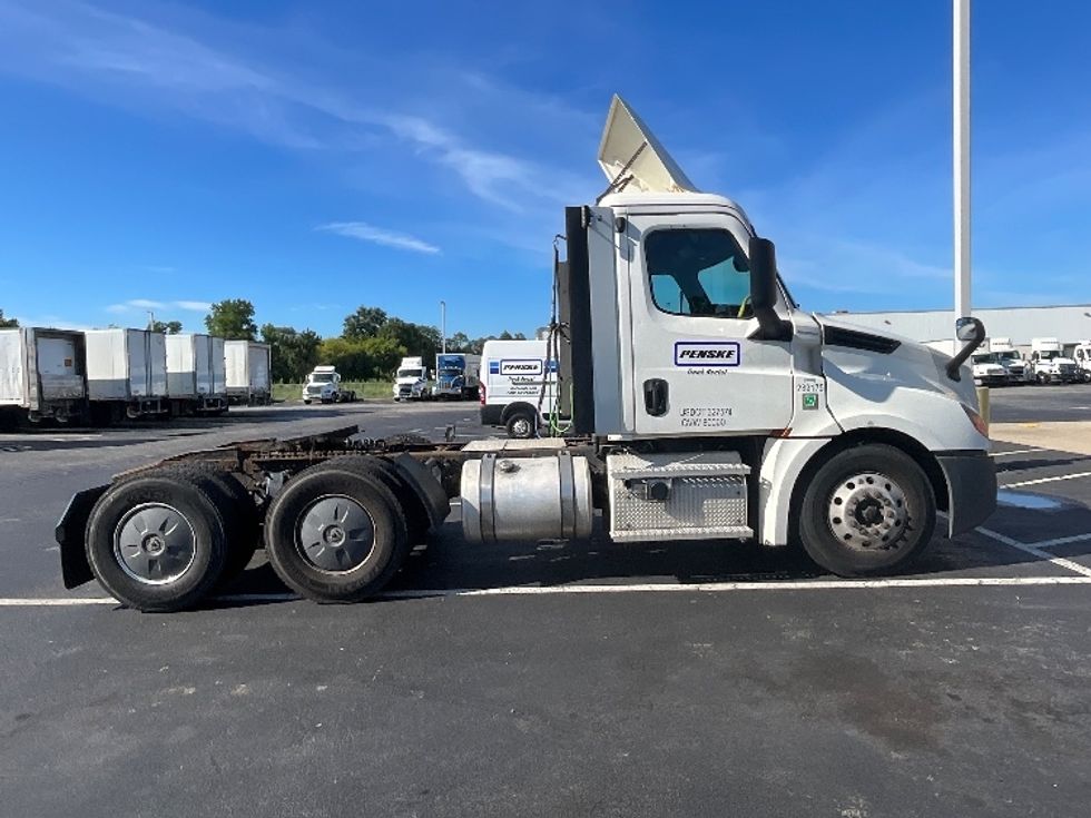 Day Cab Tractor-Heavy Duty Tractors-Freightliner-2020-T12664ST-Swedesboro-NJ-329,325\n\t\tmiles-$ 55,000 - Image 8