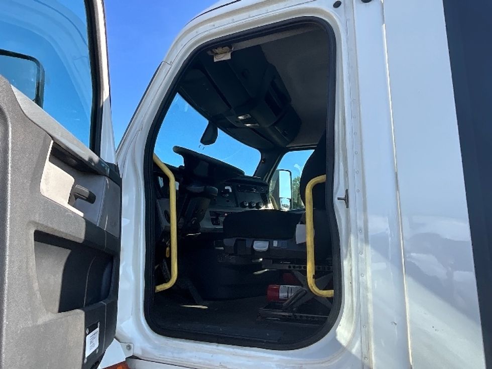 Day Cab Tractor-Heavy Duty Tractors-Freightliner-2020-T12664ST-Swedesboro-NJ-329,325\n\t\tmiles-$ 55,000 - Image 9