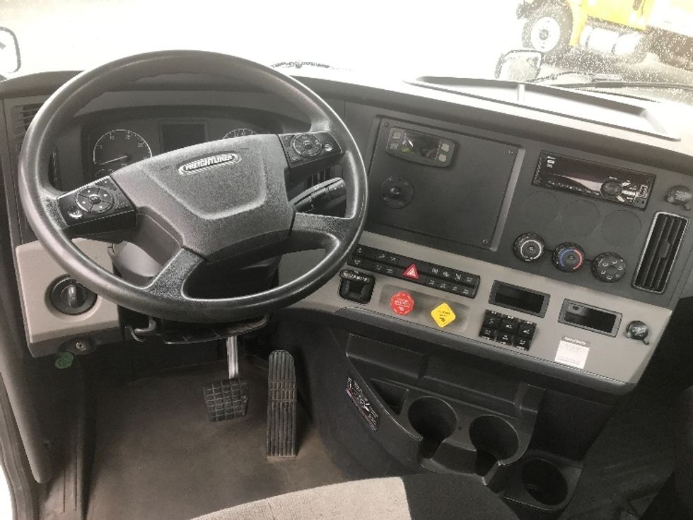 Day Cab Tractor-Heavy Duty Tractors-Freightliner-2020-T12664ST-Tacoma-WA-237,013\n\t\tmiles-$ 65,500 - Image 11