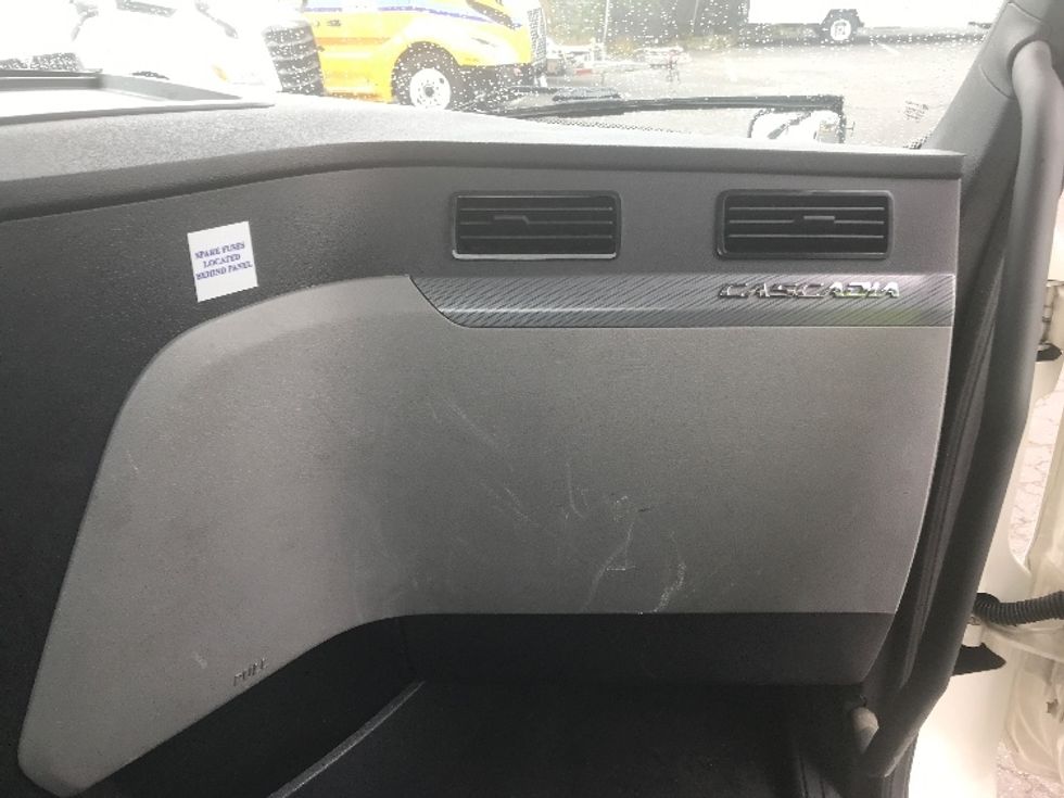 Day Cab Tractor-Heavy Duty Tractors-Freightliner-2020-T12664ST-Tacoma-WA-237,013\n\t\tmiles-$ 65,500 - Image 13