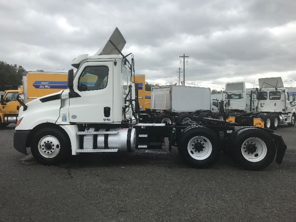 Day Cab Tractor-Heavy Duty Tractors-Freightliner-2020-T12664ST-Tacoma-WA-237,013\n\t\tmiles-$ 65,500 - Image 4