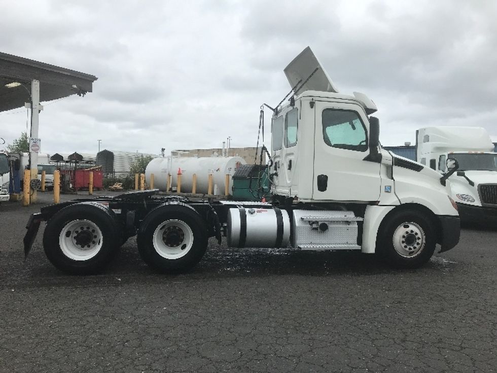 Day Cab Tractor-Heavy Duty Tractors-Freightliner-2020-T12664ST-Tacoma-WA-237,013\n\t\tmiles-$ 65,500 - Image 8