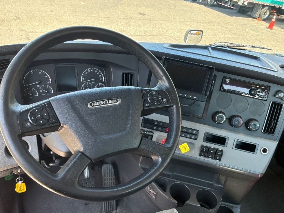Day Cab Tractor-Heavy Duty Tractors-Freightliner-2020-T12664ST-Tacoma-WA-254,062\n\t\tmiles-$ 59,500 - Image 11