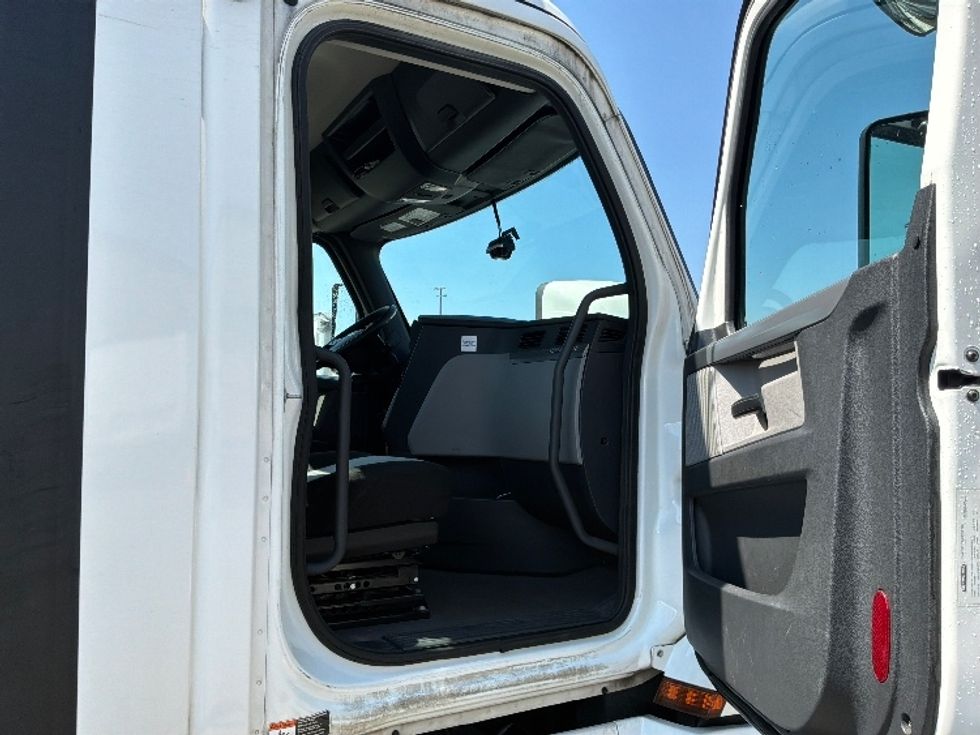 Day Cab Tractor-Heavy Duty Tractors-Freightliner-2020-T12664ST-Tacoma-WA-254,062\n\t\tmiles-$ 59,500 - Image 12