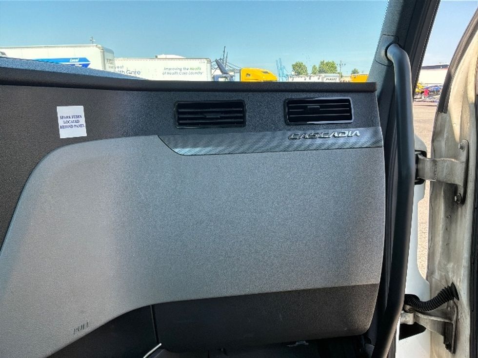 Day Cab Tractor-Heavy Duty Tractors-Freightliner-2020-T12664ST-Tacoma-WA-254,062\n\t\tmiles-$ 59,500 - Image 13