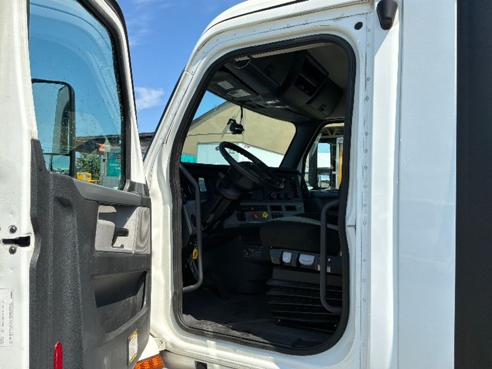 Day Cab Tractor-Heavy Duty Tractors-Freightliner-2020-T12664ST-Tacoma-WA-254,062\n\t\tmiles-$ 59,500 - Image 9