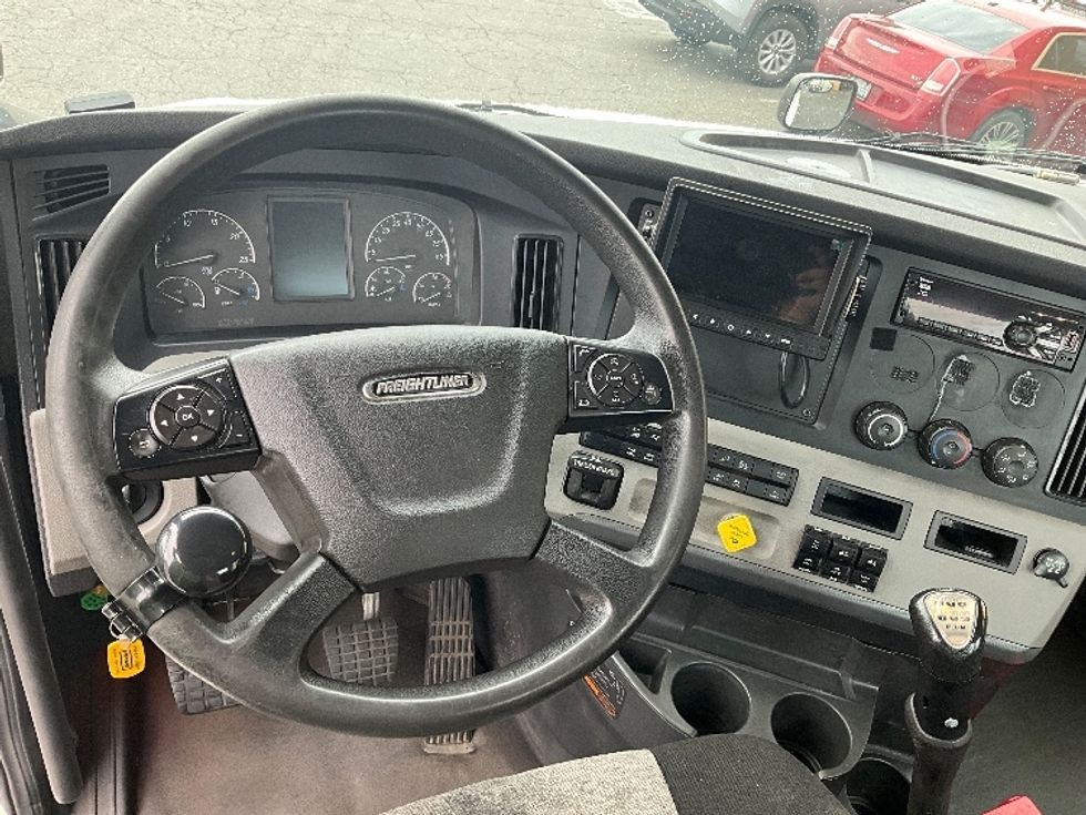 Day Cab Tractor-Heavy Duty Tractors-Freightliner-2020-T12664ST-Tacoma-WA-390,803\n\t\tmiles-$ 43,750 - Image 11