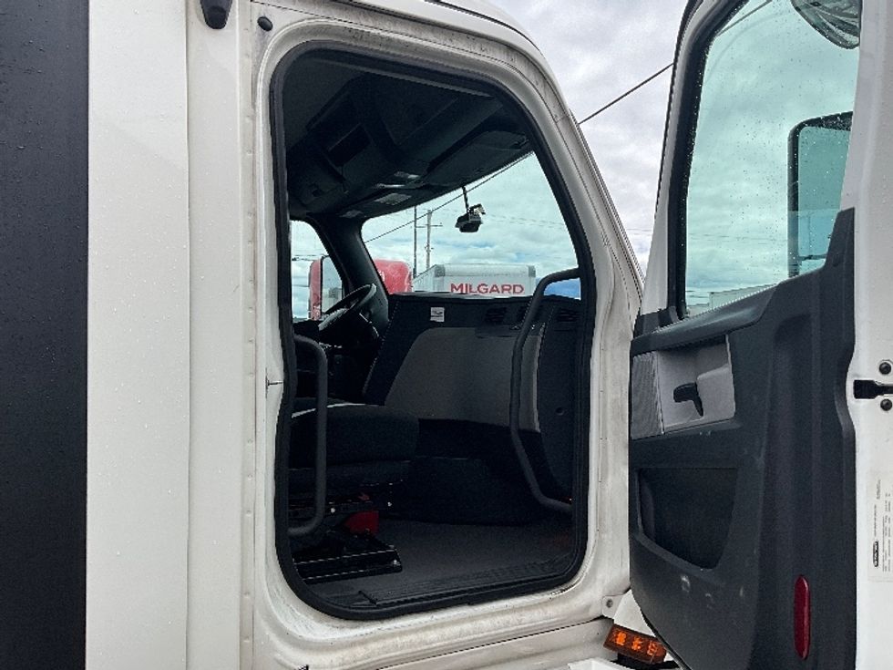 Day Cab Tractor-Heavy Duty Tractors-Freightliner-2020-T12664ST-Tacoma-WA-390,803\n\t\tmiles-$ 43,750 - Image 12