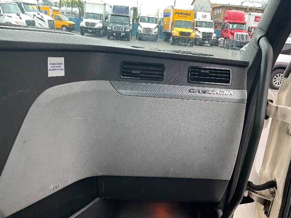 Day Cab Tractor-Heavy Duty Tractors-Freightliner-2020-T12664ST-Tacoma-WA-390,803\n\t\tmiles-$ 43,750 - Image 13