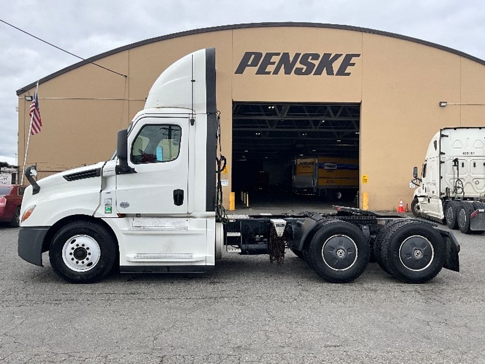 Day Cab Tractor-Heavy Duty Tractors-Freightliner-2020-T12664ST-Tacoma-WA-390,803\n\t\tmiles-$ 43,750 - Image 4