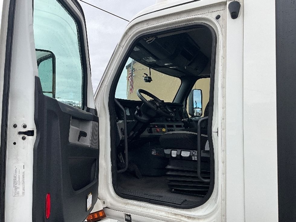 Day Cab Tractor-Heavy Duty Tractors-Freightliner-2020-T12664ST-Tacoma-WA-390,803\n\t\tmiles-$ 43,750 - Image 9