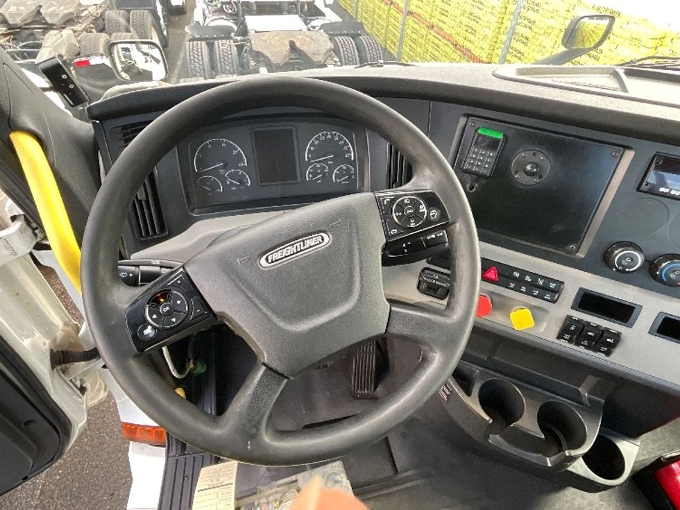 Day Cab Tractor-Heavy Duty Tractors-Freightliner-2020-T12664ST-Tacoma-WA-740,878\n\t\tmiles-$ 30,750 - Image 11