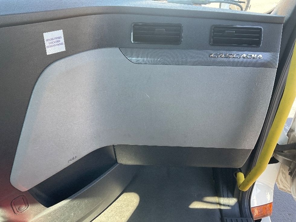 Day Cab Tractor-Heavy Duty Tractors-Freightliner-2020-T12664ST-Tacoma-WA-740,878\n\t\tmiles-$ 30,750 - Image 13