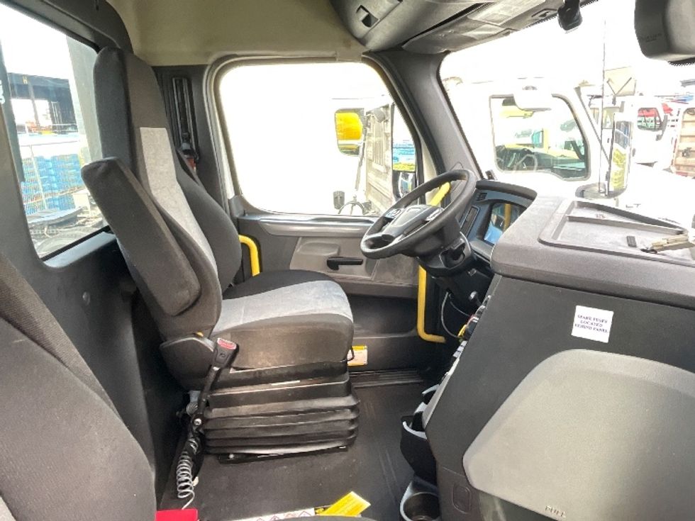 Day Cab Tractor-Heavy Duty Tractors-Freightliner-2020-T12664ST-Tacoma-WA-740,878\n\t\tmiles-$ 30,750 - Image 14