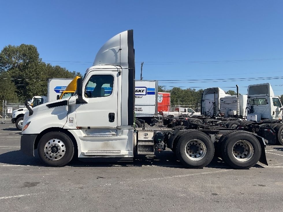 Day Cab Tractor-Heavy Duty Tractors-Freightliner-2020-T12664ST-Tacoma-WA-740,878\n\t\tmiles-$ 30,750 - Image 4