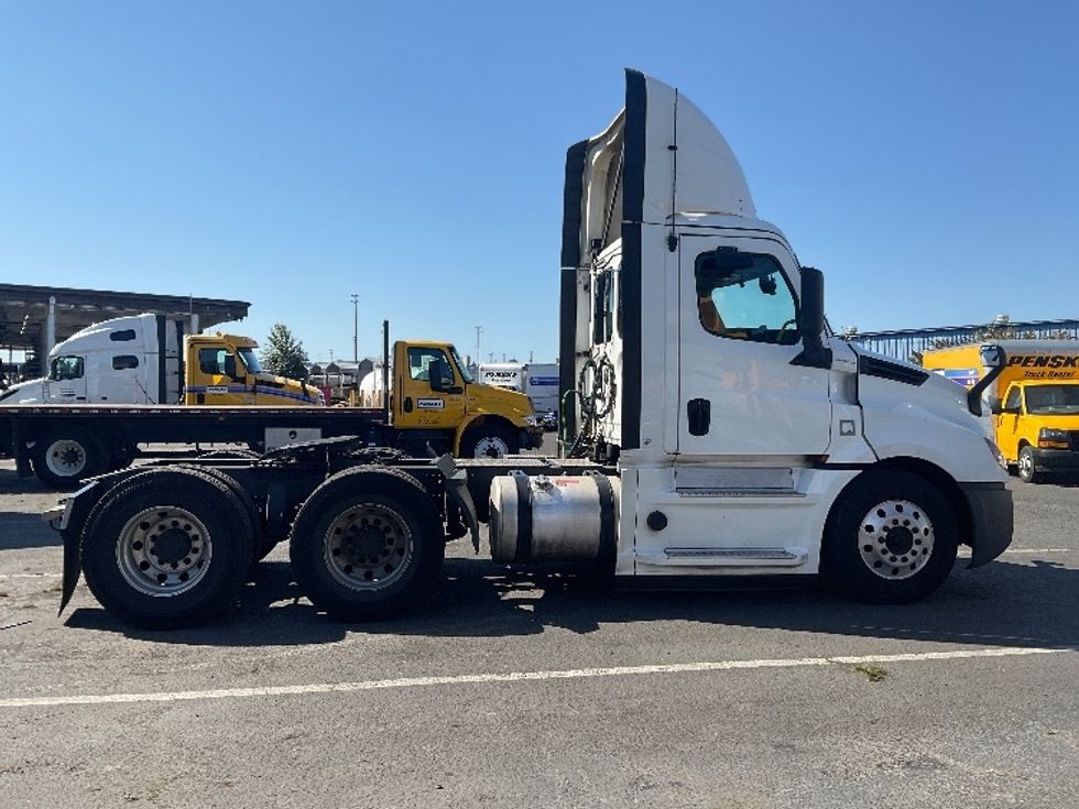Day Cab Tractor-Heavy Duty Tractors-Freightliner-2020-T12664ST-Tacoma-WA-740,878\n\t\tmiles-$ 30,750 - Image 8