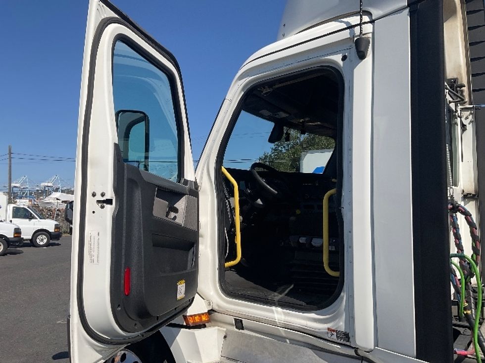 Day Cab Tractor-Heavy Duty Tractors-Freightliner-2020-T12664ST-Tacoma-WA-740,878\n\t\tmiles-$ 30,750 - Image 9